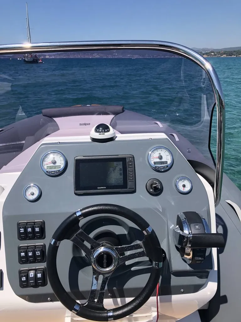 Soleil 23 bateau à moteur pneumatiques capacité 14 personnes Toulon Var