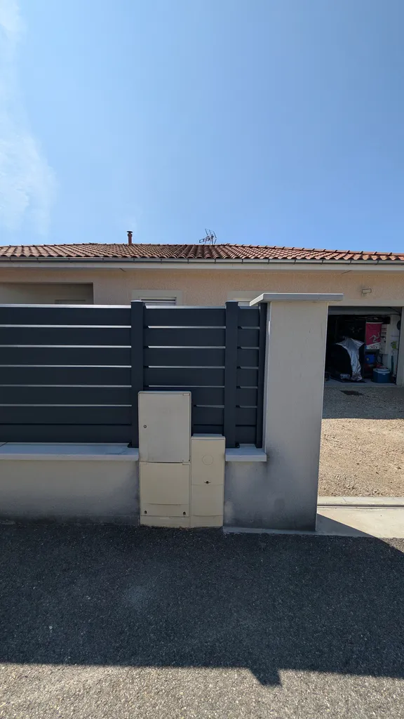 Pose d’une clôture en aluminium gris anthracite 7016 Jerrel sur muret avec boîte aux lettres encastrée à Bourg en Bresse