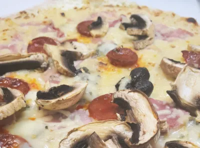 Pizza Spéciale au roquefort, jambon et chorizo dans la meilleure  pizzeria Salon