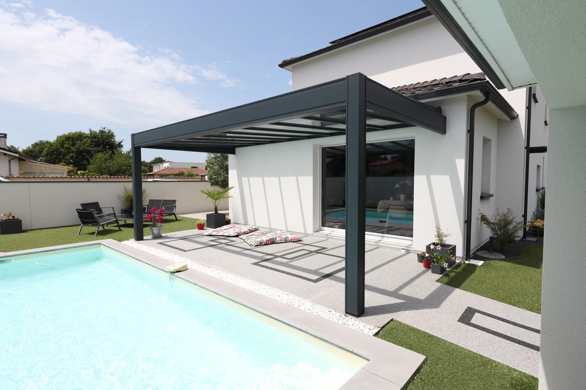 Pergola à toit fixe de la marque Rénoval à Martignas en Gironde.