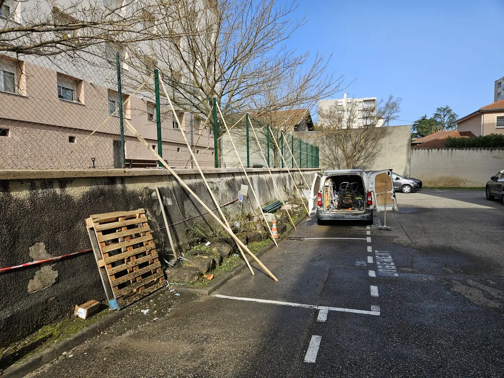 Recherche d'une entreprise pour le remplacement et la pose de grillage rigide dans une résidence à Lyon et dans l'Ain