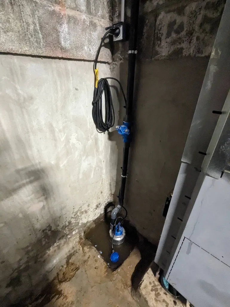 Pompe vide cave installée dans une machinerie d’ascenseur en région toulousaine.