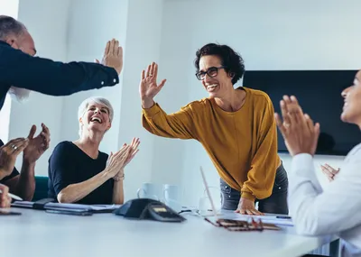Réunion inter-fonctions dans une filiale industrielle – direction supply, finance et commerce travaillant ensemble sur la coordination et la performance collective à Rungis.