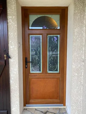 Vue extérieure de la porte bois installée par Aquit'M à St Jean d'Illac non loin de Pessac