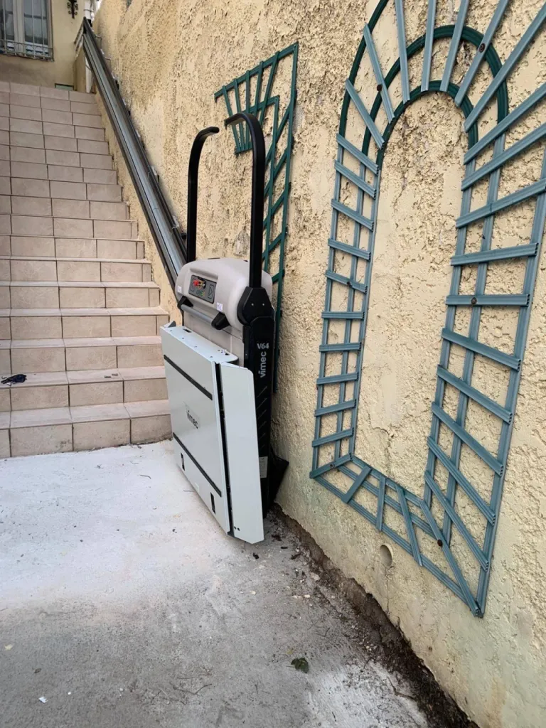 Création d'une accessibilité via une plateforme monte-escalier VIMEC V64 dans un escalier droit à Marseille
