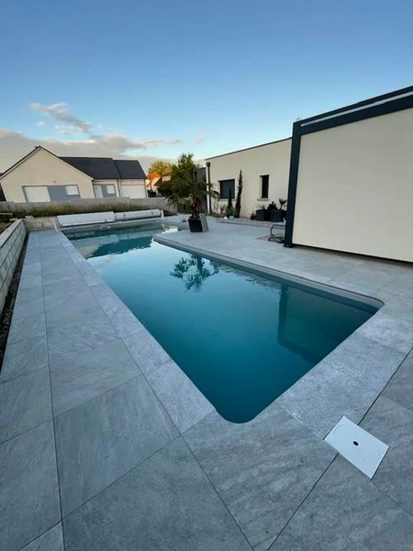 Pergola bioclimatique en aluminium à Andelnans attenante gris 7016 avec strip LED installée à Andelnans dans le Territoire de Belfort. 