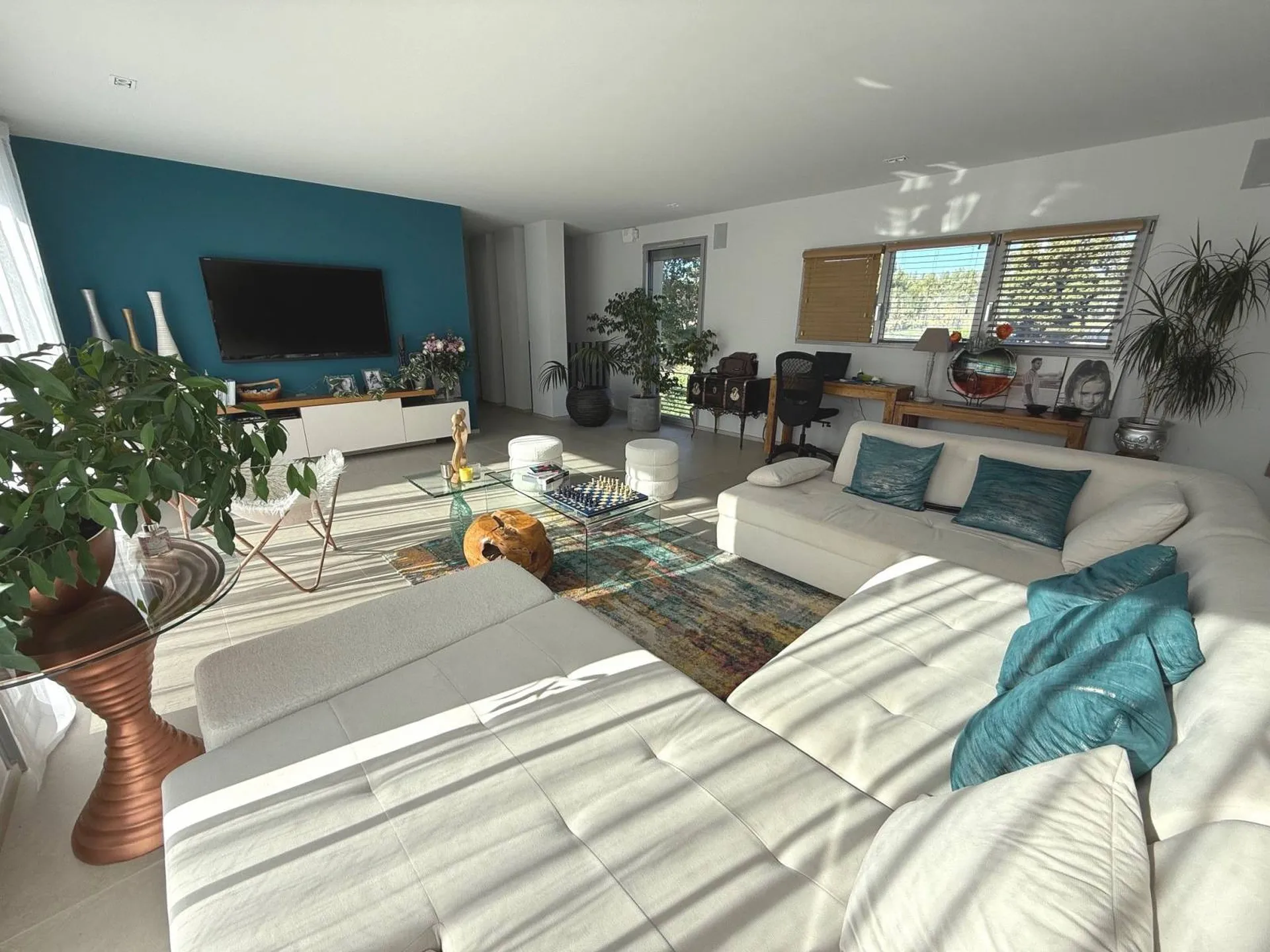 Maison à vendre à Roquefort la Bédoule, au sein d'un quartier très recherché,  avec piscine, pool house, carrière et box à chevaux