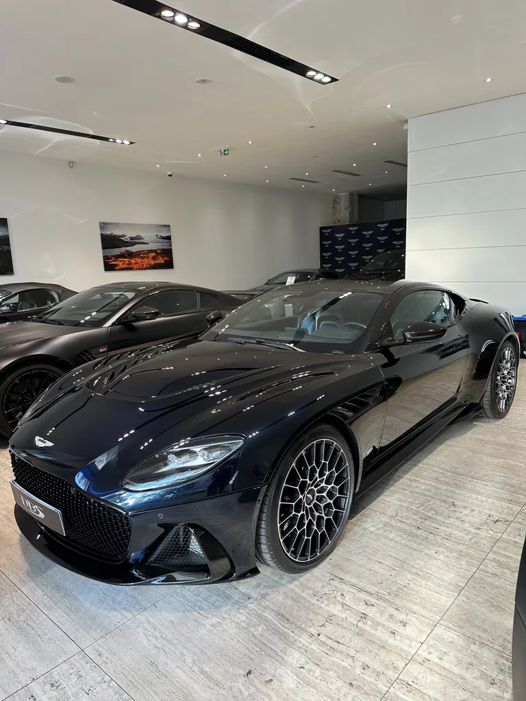 EMB detailing utilise Le Q² Infinite Base Type 1 qui est la première protection au monde à base de polysilanaze modifiée à la fluorine à Lyon