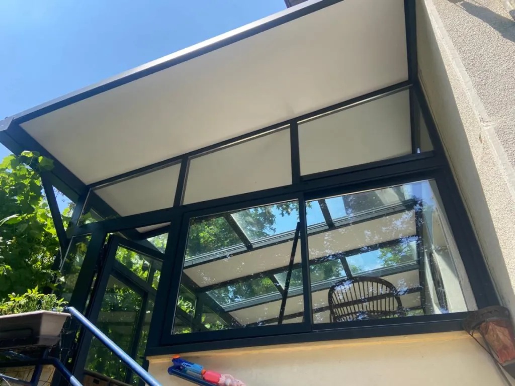 Véranda sur-mesure avec profilés alu gris anthracite et toiture semi-vitrée à Pelussin dans la Loire par 3 Baies