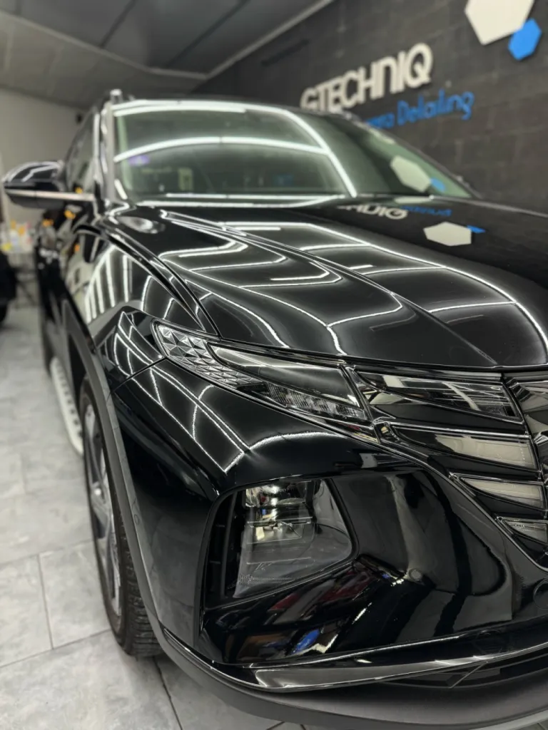 Pose d’un traitement céramique carrosserie Gtechniq à Cannes.