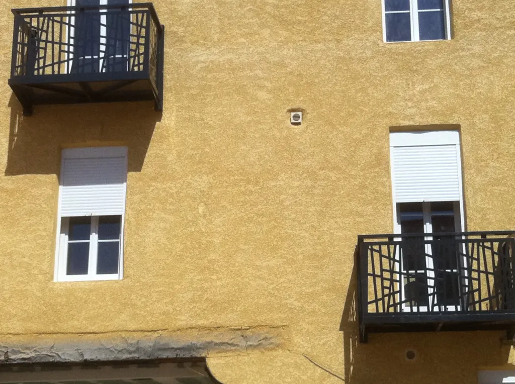 FABRICATION ET POSE BARRIERES DE PROTECTION ET SECURITE MODERNE SUR MESURE AVEC MOTIF OXYCOUPE POUR BALCON A MARTIGUES 13