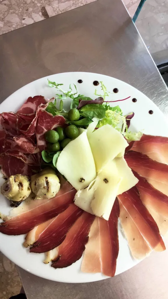 Pour l'apero : L'assiette charcuteries et fromages : l'aperitivo à l'italienne