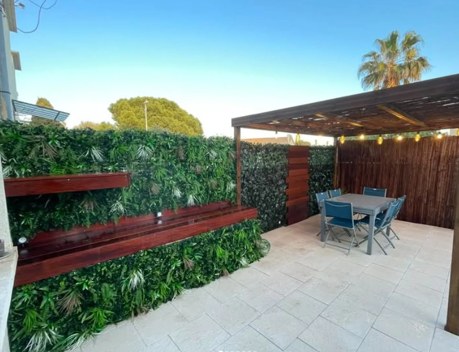 Aménagement extérieur complet à Frontignan : terrasse en dalle, pergola bois sur mesure et brise-vue design par Les Jardins d’Ailleurs