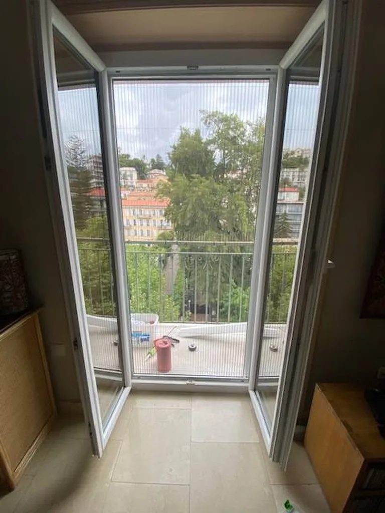 Pose de moustiquaires plissées latérales ou verticales enroulables main d'œuvre à chainette ou à ressorts  NICE (06)