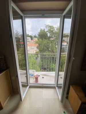 Pose de moustiquaires plissées latérales ou verticales enroulables main d'œuvre à chainette ou à ressorts  NICE (06)