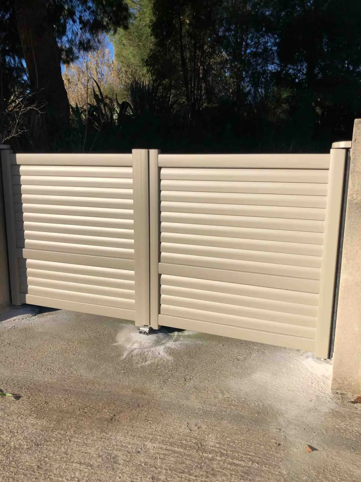 Mise en place d’un portail beige sur Martigues