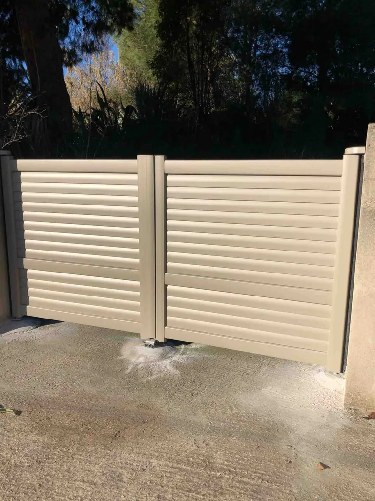 Mise en place d’un portail beige sur Martigues