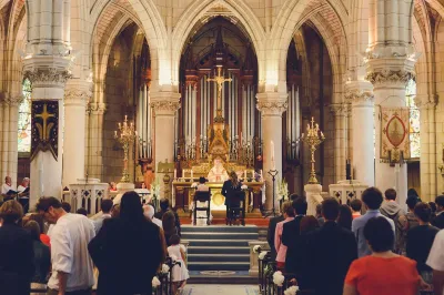 Wedding planner à Biarritz pour organiser un mariage intime dans le cadre élégant d'un château avec piscine