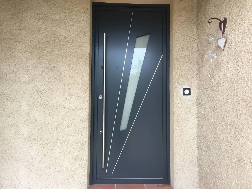 Réalisation d'une Porte d'entrée monobloc en aluminium 1 vantail à Pertuis (84)