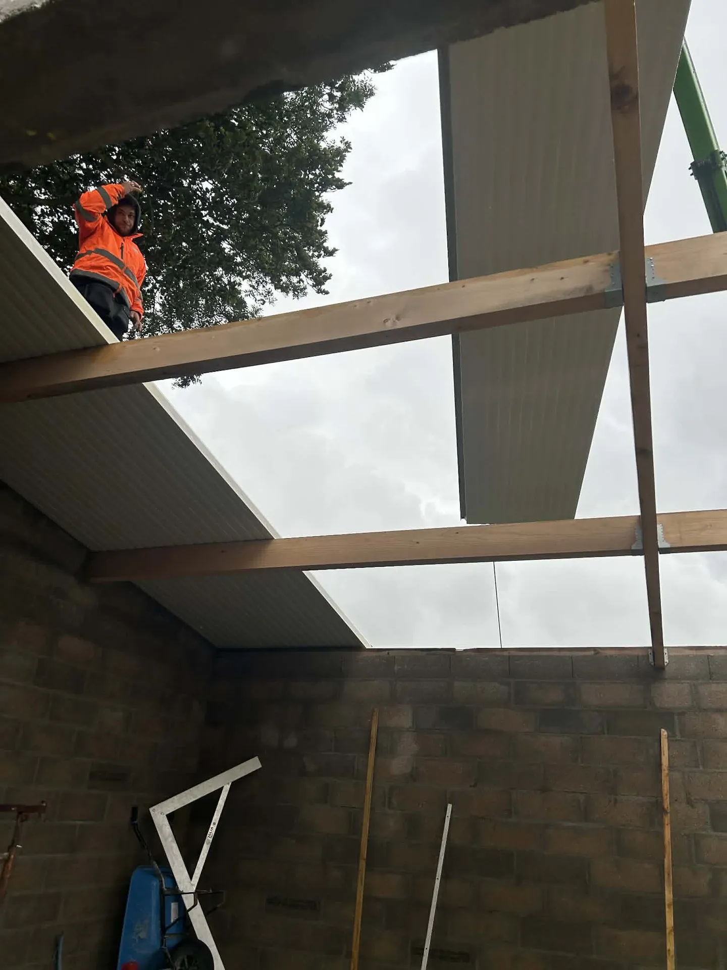 Reconstruction d’un garage avec une couverture en bac acier 12M / 6M suite aux dégâts de la tempête à proximité de Yport en Seine-Maritime 76 