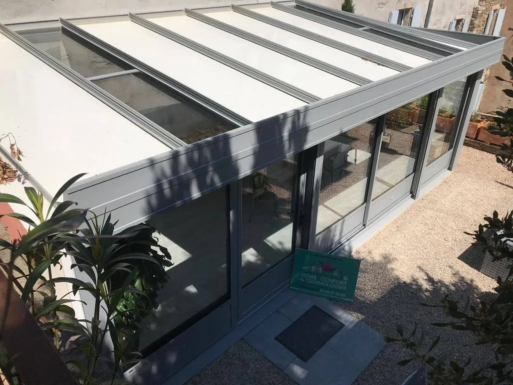 Installation d'une pergola bioclimatique sur mesure avec store screen à Nîmes près de Montpellier