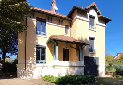 Rénovation de menuiseries fenêtres en bois et aluminium françaises Minco, intérieur bois blanc et extérieur alu gris anthracite à Albigny-sur-Saône à côté de Neuville-sur-Saône dans le Rhône