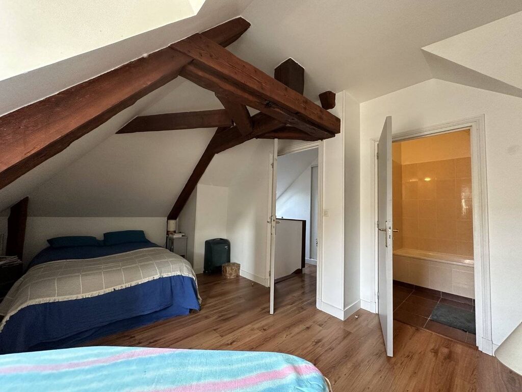 Vends proche de Dieppe et du port, appartement en duplex avec 2 chambres et parking.