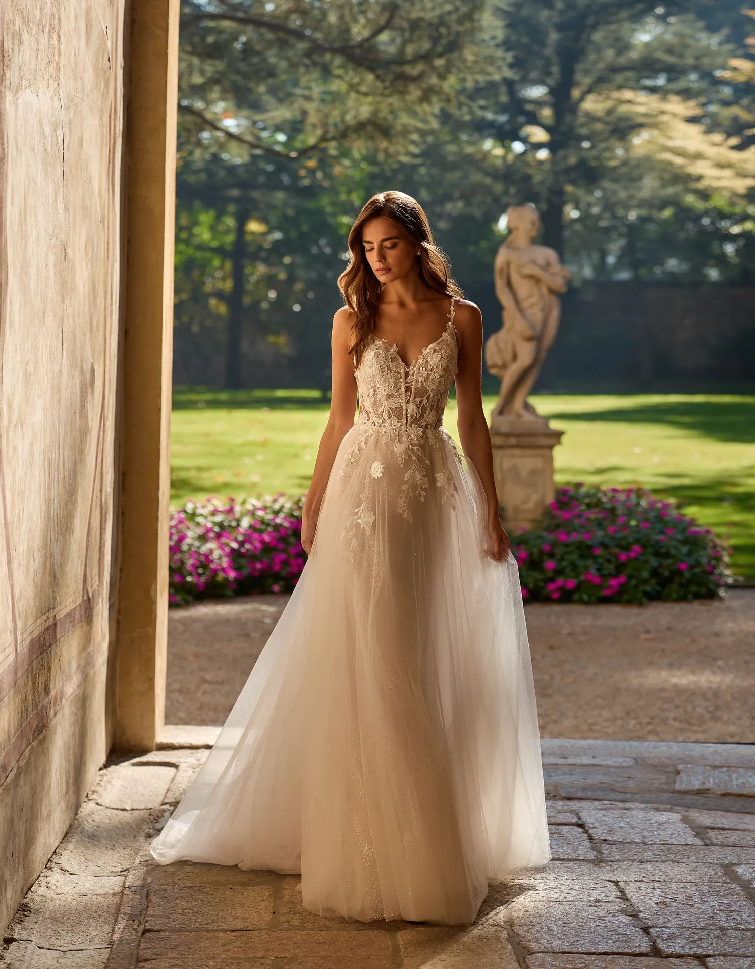Robe de mariée A-line romantique Alberto Palatchi modèle ELLIE 2027 avec dentelle florale et paillettes Igilles Marseille