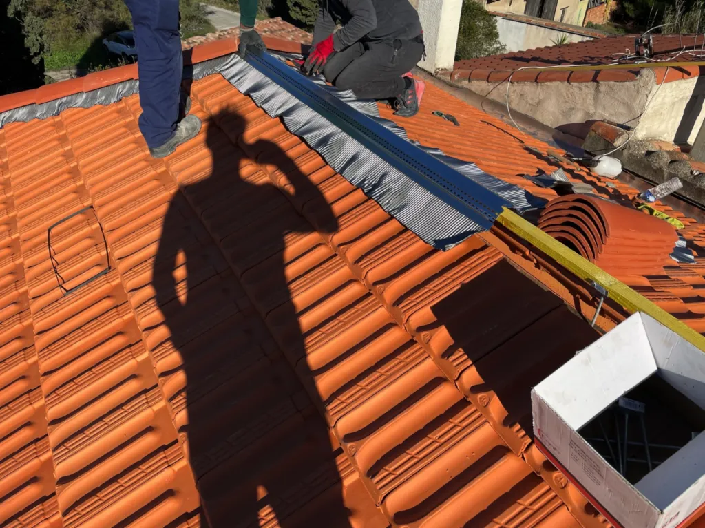 Intervention des couvreurs sur un changement de toiture de maison sur Châteauneuf-les-Martigues près de Martigues