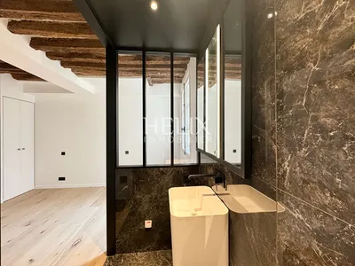 Appartement d'exception en duplex entièrement rénové par un architecte d'intérieur, beaucoup de charme situé au coeur du centre ville de Saint-Germain-en-Laye à 2 mn à pied du RER A.
