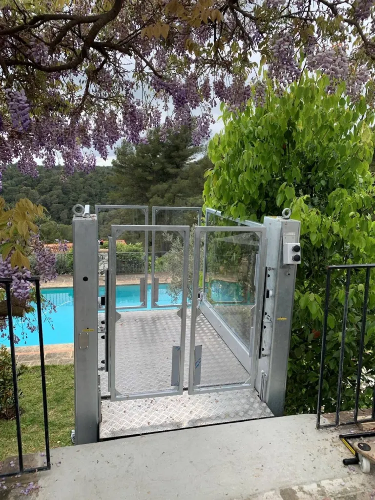 la terrasse une fois purvue de la plateforme verticale strategos à St Paul de Vence près de Nice