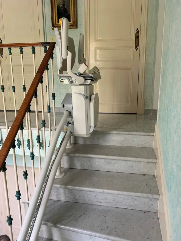 Installation d'un fauteuil monte-escalier OTOLIFT TWO dans un escalier tournant en marbre à Menton près de Nice