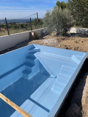 Livraison accès difficile d’une piscine coque polyester modèle sunshine 720 à Marseille L'estaque