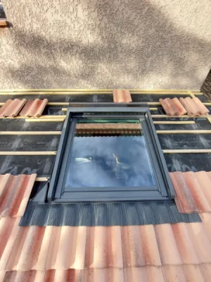 Toiture en tuile rénovée par RenovHabitat83