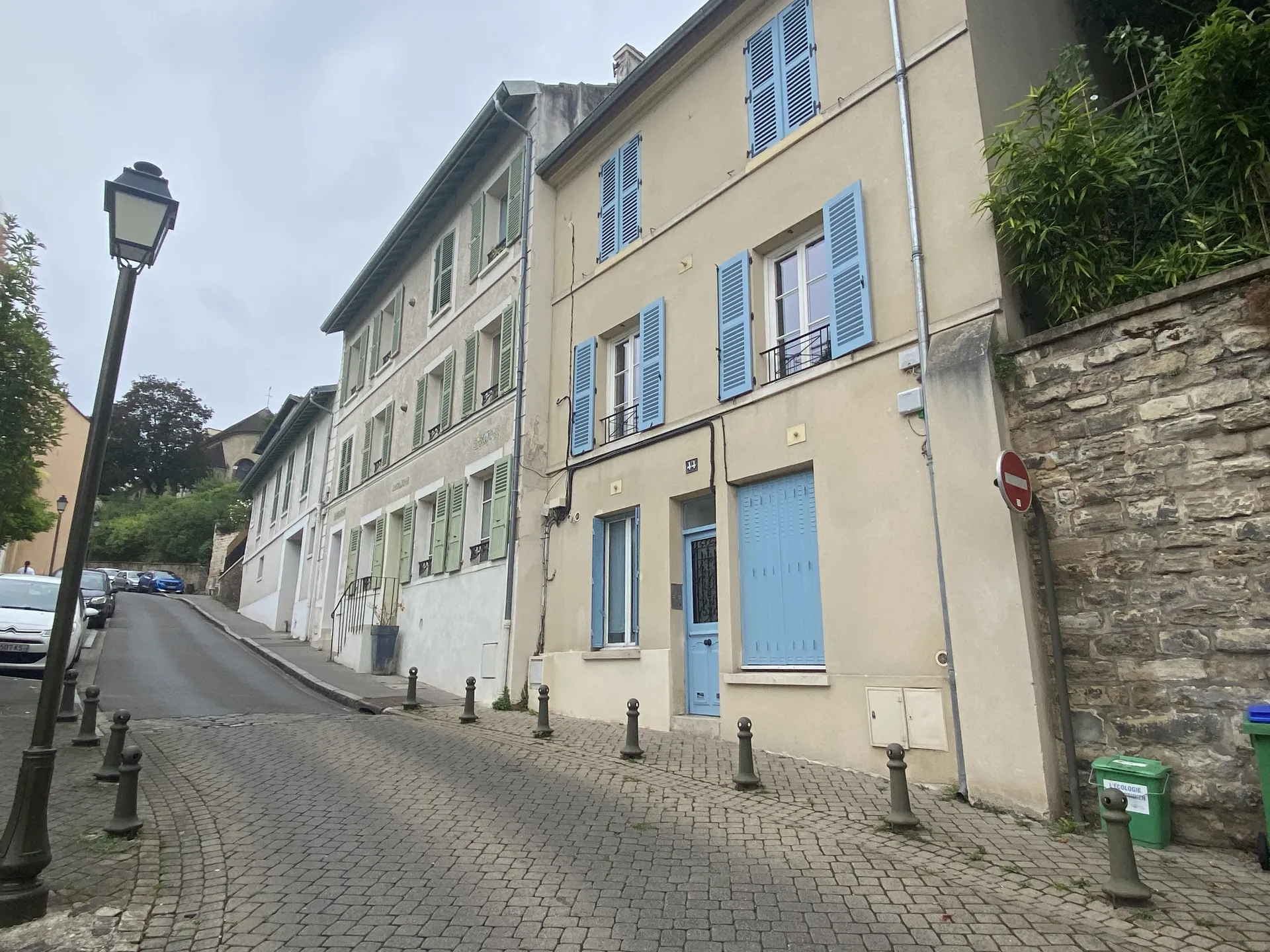 Studette meublée de 12 m² au Pecq Saint-Wandrille, proche Saint-Germain-en-Laye, écoles et RER A à pied