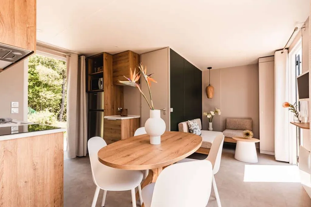 Mobil home à Vias pour 5 couchages climatisé avec terrasse semi-couverte proche du Cap d'Agde