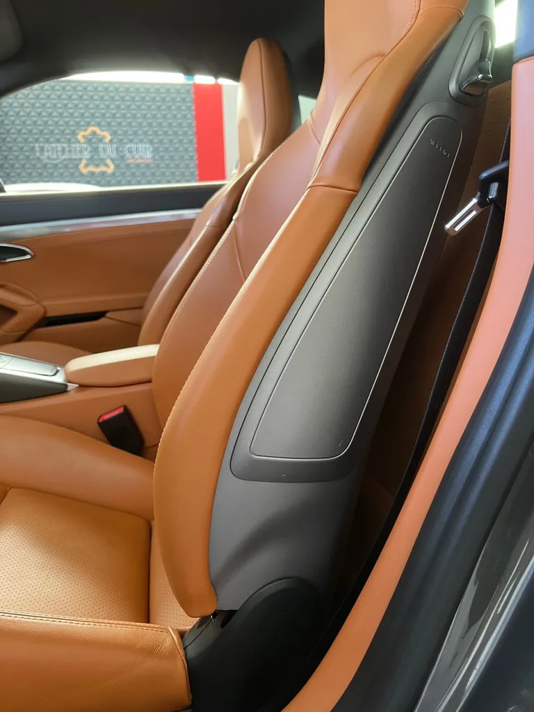 Repigmentation d’un siège de Porsche abîmé, près du Mans en Sarthe.