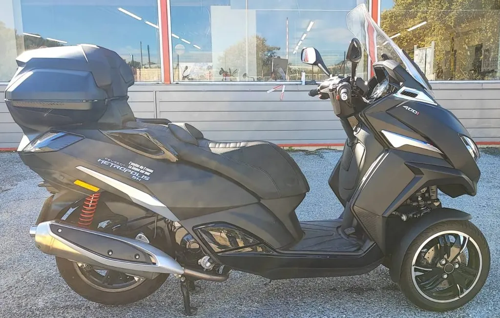 PEUGEOT METROPOLIS SW du 06/2025 avec 800 km.