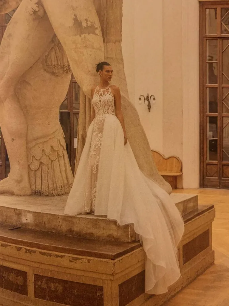 Robe de mariée avec dentelle transparence et longue traine à Marseille