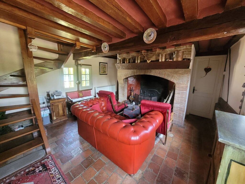 A acheter,  propriété, située dans un environnement privilégié, à la campagne, sans être isolé et sans aucune nuisance bénéficie d'une belle vue sur la vallée à 10 minutes de Cormeilles, Pays d'Auge.  Le jardin est planté de nombreuses essences d’arb