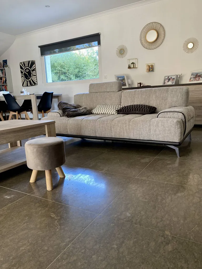 DALLAGES INTERIEURS / SEJOUR EN PIERRE NATURELLE DE CASTELLA GRISE / CENIA AZUL FINITION ADOUCIE