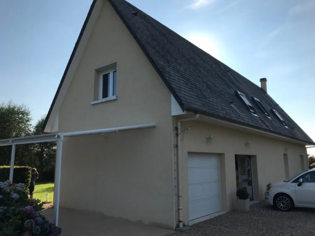 Réalisation d’un ravalement en enduit projeté à la chaux aérienne finition gratté fin proche Bolbec (76)