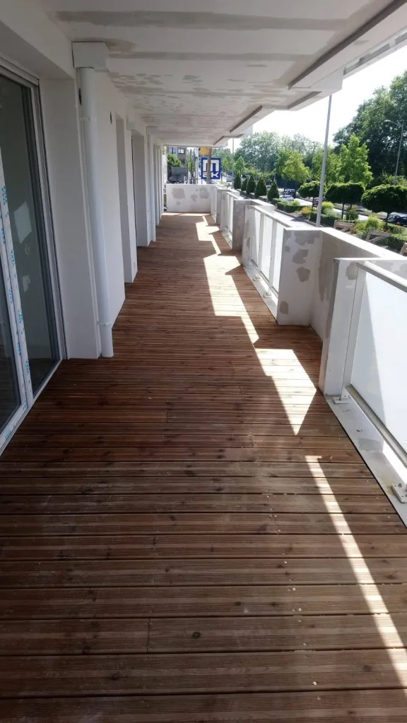 Pose de terrasse en bois dans une résidence collective neuve à  Villenave d'Ornon