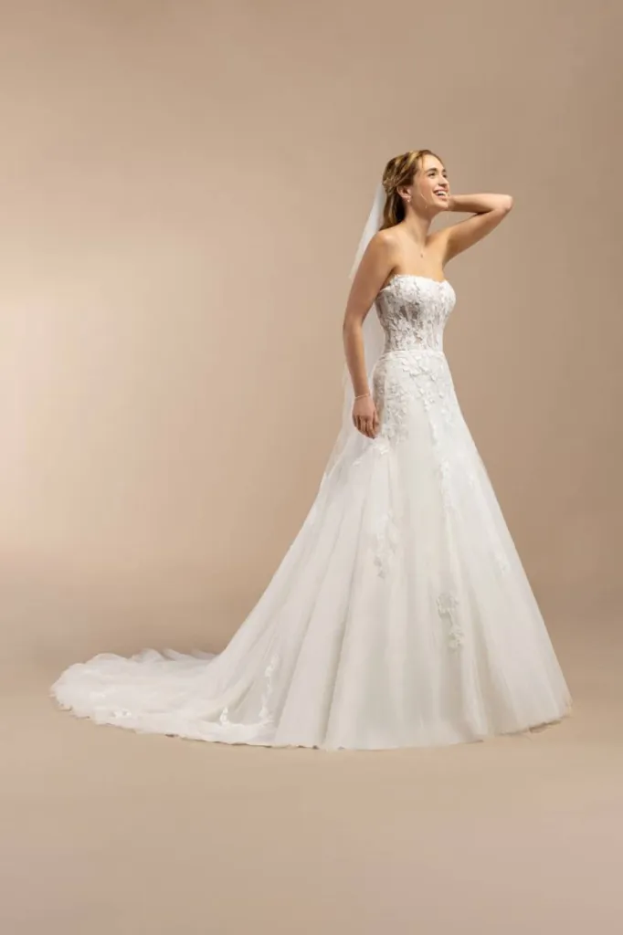 robe de mariée fluide en dentelle