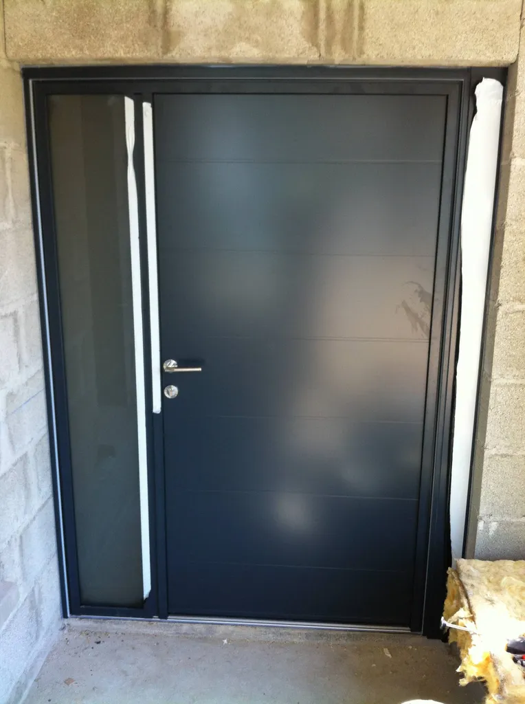double porte aluminium gris foncé avec serrure 5 points automatique à Trévoux