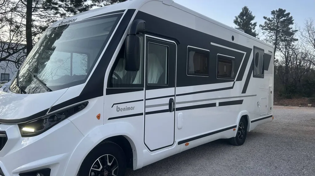 covering sur un camping-car dans le 83 