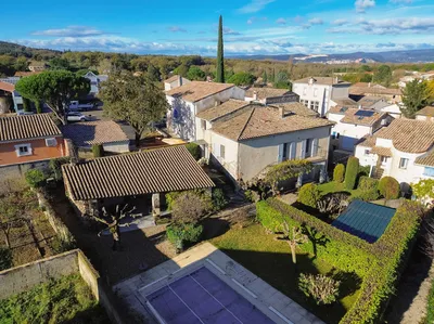 Vente : Charmante maison de village en pierre au cœur du centre historique comprenant 3 chambres avec jardin et piscine