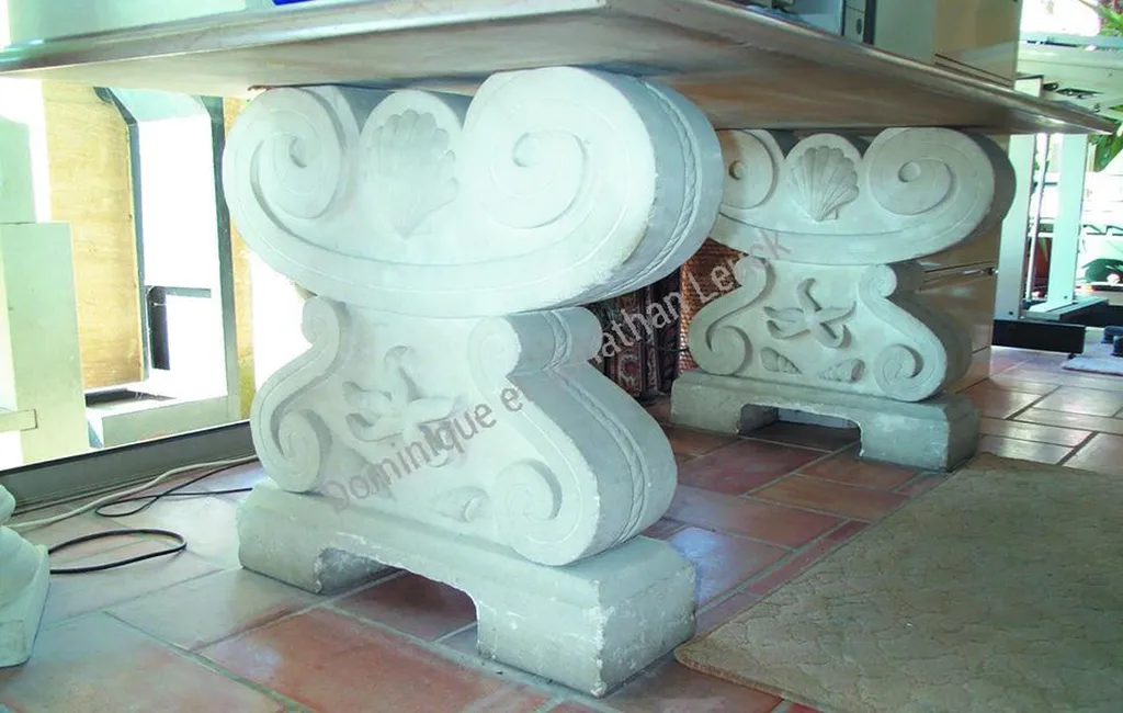 Pieds de table en pierre d'Estaillades