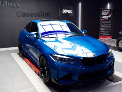 Pose experte du film de protection PPF XPEL sur cette BMW M2 : un rendu impeccable et une carrosserie préservée, même sur route et circuit