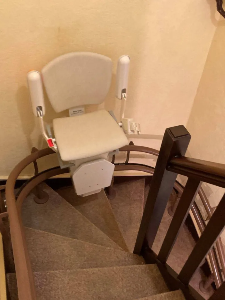 Optimisation de l'espace avec ce fauteuil monte-escalier OTOLIFT Modul'Air dans cet escalier 2/4 tournant aux Pennes Mirabeau